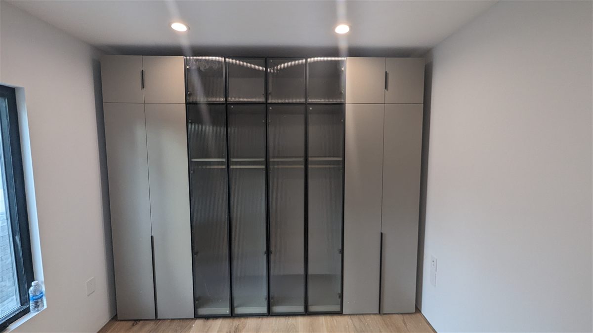 Built-in wardrobe with fluted glass